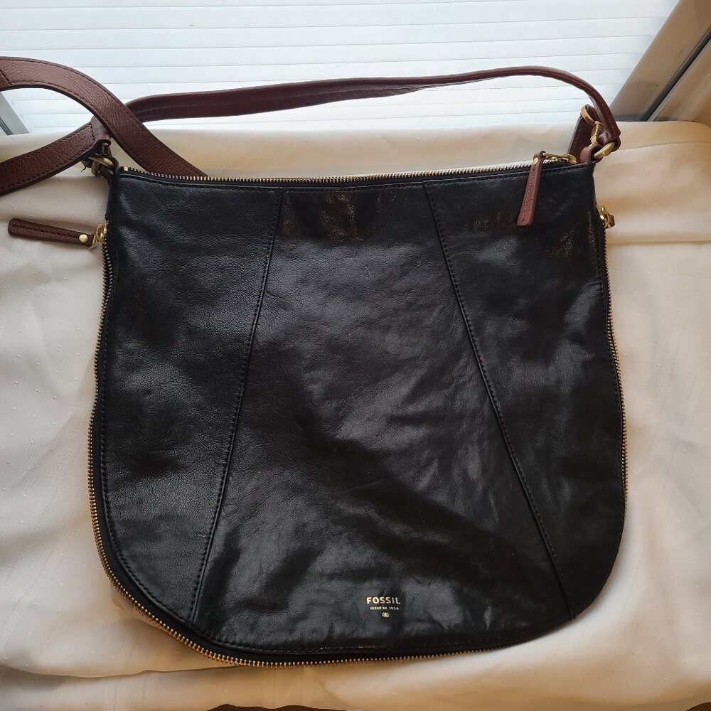 Fossil Gwen Hobo bag. Pebbled leather, expands white behind gold toned zipper.